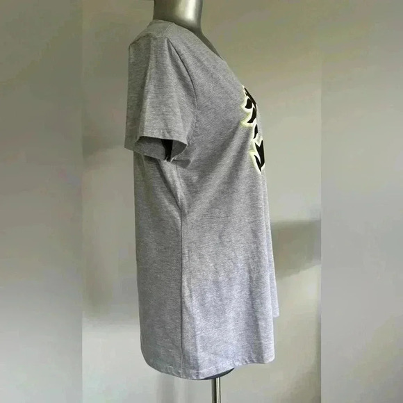 🆕Women’s Calgary Flames Fitted T-shirt - Picture 5 of 15